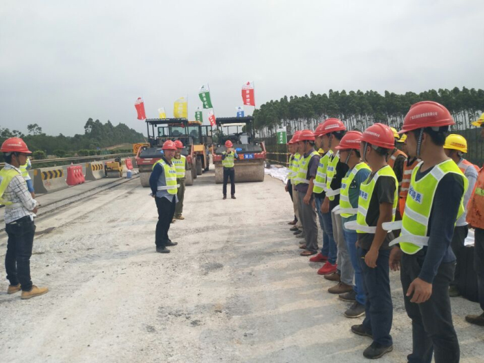 施工前举行班前交底 (2).jpg